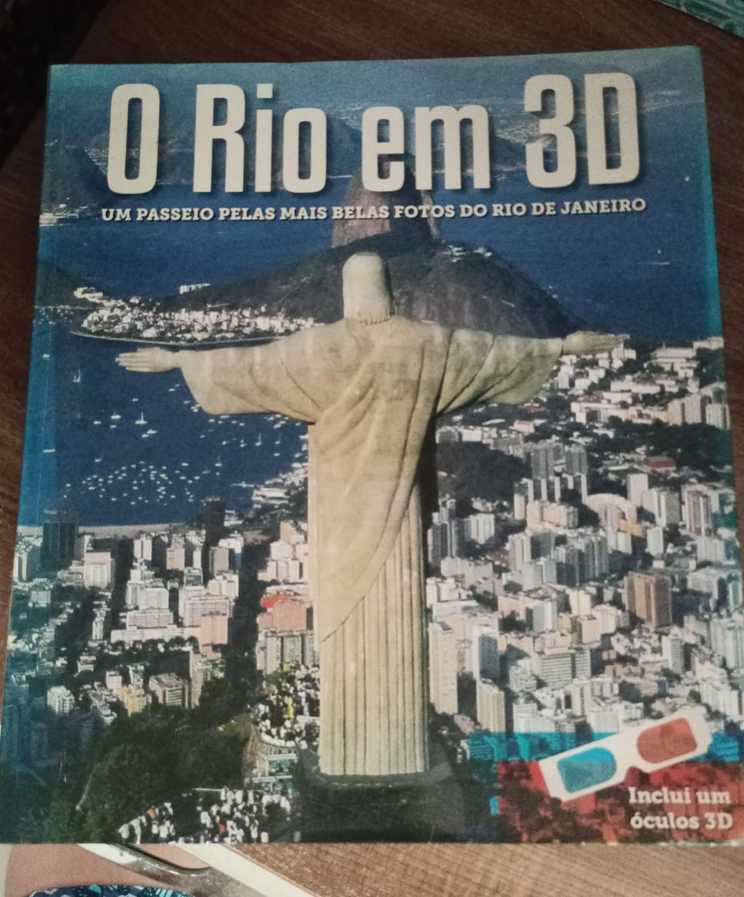  Livro O Rio em 3D: Um passeio pelas mais belas fotos do Rio de Janeiro. Com óculos em 3D